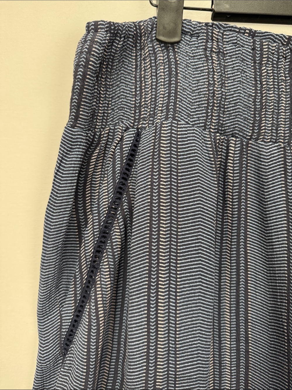 Three Dots Blue Striped Pull On Shorts Women’s Size Large NWT - Picture 3 of 4